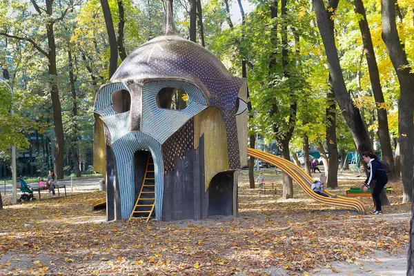 Kyiv, Ukrayna - 11 Ekim 2018: Çocuk parkındaki kaydırak bir kahramanın kafası olarak biçimlendirildi