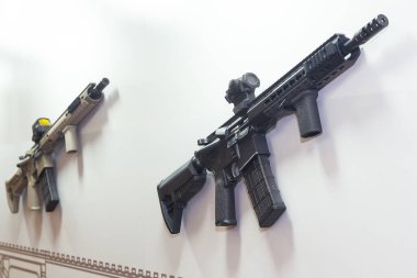 Silah deposunda modern otomatik tüfekler. Ordu.