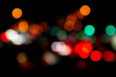 Çok renkli ışıklar arka planda. sokak renkli ışıkların bokeh dokusu