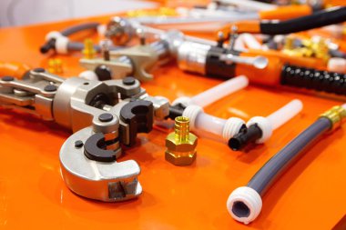 Su boruları ve uzman danışman PEX-AL-PEX için el aletleri. Tesisat endüstrisi