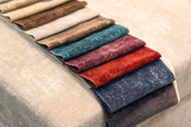 Mobilya dükkanında çeşitli döşeme örnekleri var. Satılık.