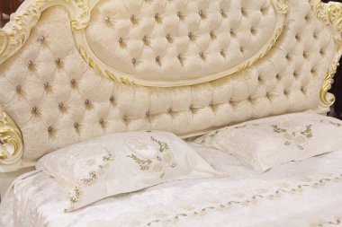 Klasik yastıklı lüks bir yatak. İç mekan