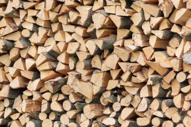 Kışın soba ısıtmaya hazır odun.