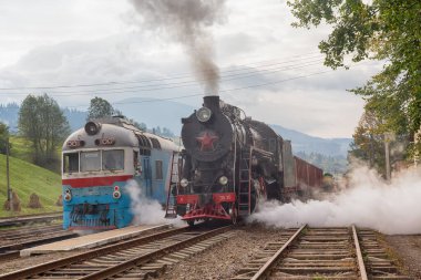 Yasinya, Ukrayna - 29 Ağustos 2016: Yassin Lviv tren istasyonundaki eski Sovyet lokomotifleri