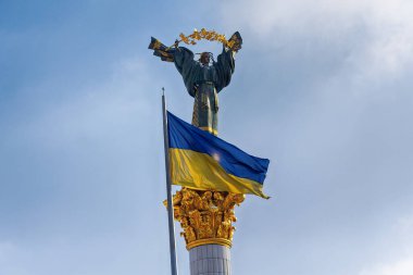 Kyiv 'deki bağımsızlık anıtı ve Ukrayna bayrağı. Ukrayna