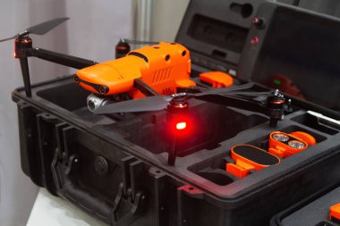 Mağaza rafındaki kutuda kamera olan bir dron. Teknoloji