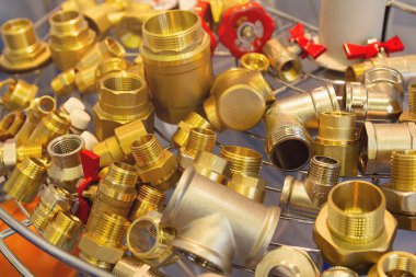 Mağazanın camındaki pirinç su tesisatının çeşitleri. Satılık.