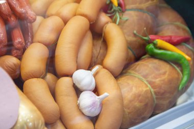 Lezzetli taze sardalyalar ve raflarda sosisler. Yiyecek.