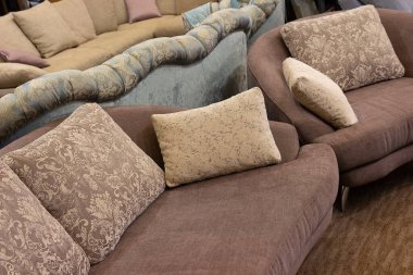 Mobilya dükkanında yastıklı rahat koltuklar. Satılık.