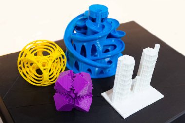 3D baskı ile üretilen çeşitli plastik ürünler. Teknoloji