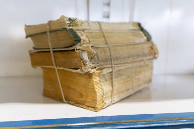 Masanın üzerinde bir sürü eski kitap var.