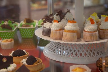 Kremalı ve çikolatalı nefis tatlılar. Tatlı.