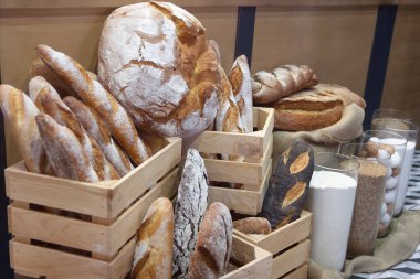 Pastanedeki lezzetli taze ekmek. Yiyecek.