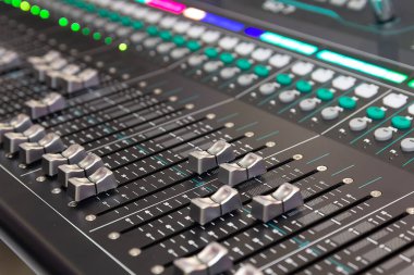 Stüdyoda büyük bir profesyonel dengeleyici. Karıştırıcı kontrol paneli, ses ve müzik kayıt endüstrisi, modern ekipmanlar