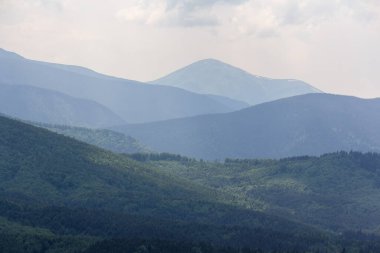 Karadağ ridge, Goverla ve Petros Dağları üzerinde dramatik gökyüzü. Karpatlar