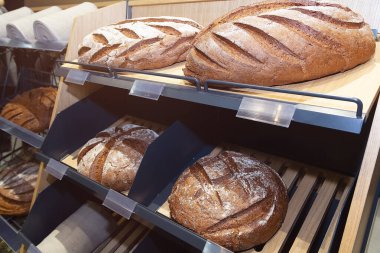 Mağaza vitrininde taze organik ekmek. Yiyecek.