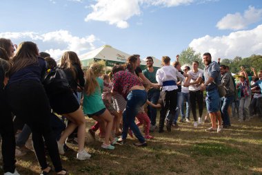 Kyiv, Ukrayna - Temmuz 06, 2017: Erkekler ve kızlar geleneksel İvan Kupala bayramında çekişme mücadelesi veriyorlar