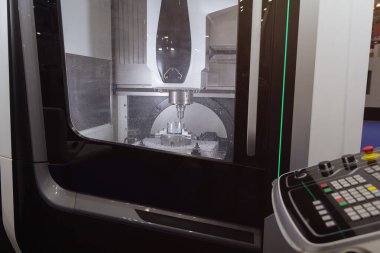 5 eksenli çok amaçlı mevcut makine. Sanayi