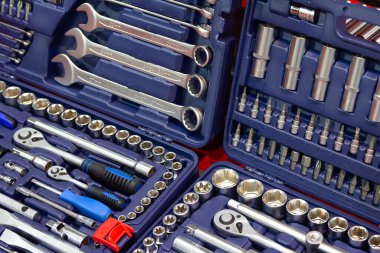 Araba tamiri için gerekli aletlerin olduğu bir kutu. Sanayi