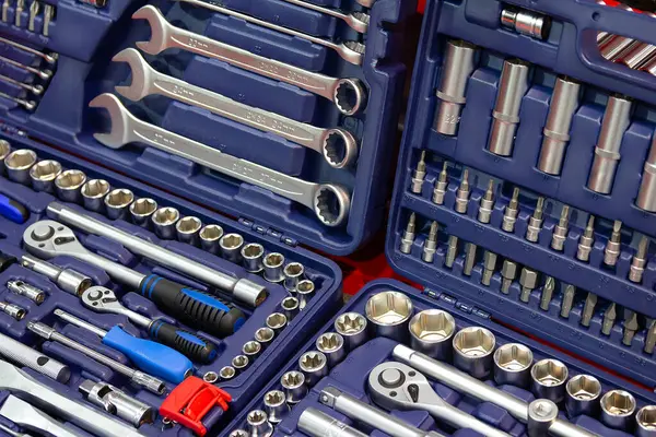 Araba tamiri için gerekli aletlerin olduğu bir kutu. Sanayi