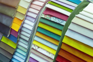 Mobilya dükkanında çeşitli döşeme örnekleri var. Sanayi