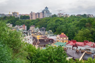 Klasik tarzdaki renkli evler. Kyiv, Ukrayna