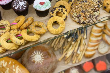 Fırın vitrininde çeşitli lezzetli hamur işleri. Yiyecek.