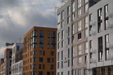 Çok katlı bir binanın ön cephesi yapım aşamasında. İnşaat endüstrisi