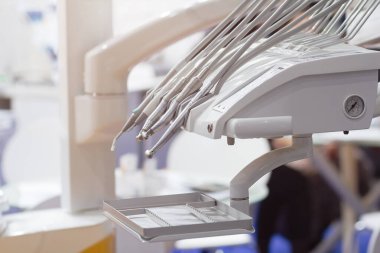 Bir dişçi ofisinde farklı diş aletleri ve aletler vardır. İlaç.