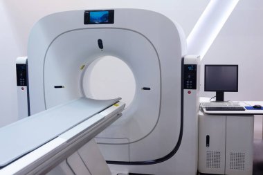 MRI makinesi bir hastane odasında araştırma yapmaya hazır. İlaç.