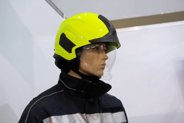 Modern miğfer ve üniformalı itfaiyeci mankeni. Sanayi