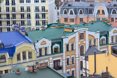 Klasik tarzdaki renkli evler. Kyiv, Ukrayna