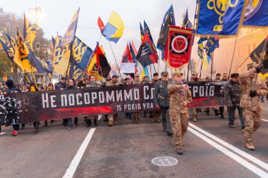 Kyiv, Ukrayna - 14 Ekim 2017: Ukrayna ordusunun kuruluş yıldönümü yürüyüşü sırasında milliyetçi partiler ve hareketler. Pankarttaki yazıda 