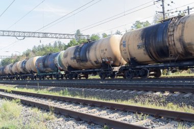 Kyiv. Ukrayna - 17 Eylül 2017 Kargo treni petrol tanklarıyla demiryolu ile taşınır