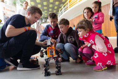 Kyiv, Ukrayna - 23 Eylül. 2017: İlgili çocuklar robotu robotik dersinde teftiş ediyorlar