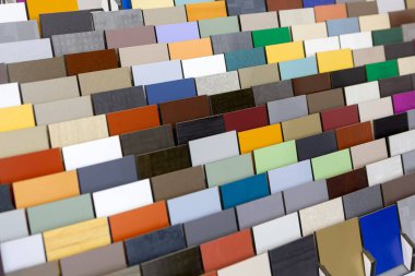 Sergi salonundaki havalandırma cephesi için çok renkli bileşik malzeme örnekleri. İnşaat endüstrisi