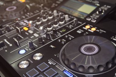 Modern DJ konsolu yakın plan. Müzik kaydı
