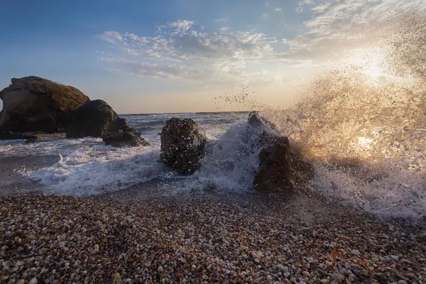 Dalgalar deniz kıyısındaki taşları dövüyor. Deniz Burnu