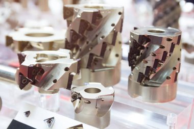 Galeride çeşitli kesiciler var. Metal işçiliği, araçlar