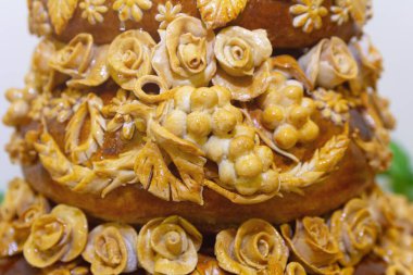 Çiçek şeklinde dekore edilmiş taze bir somun ekmek. Yiyecek.