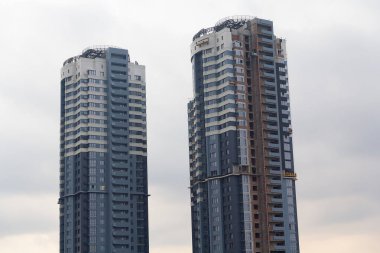 Gökyüzüne karşı iki modern çok katlı bina. İnşaat