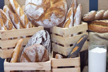 Fırın tezgahında farklı türde taze ekmek var. Yiyecek.