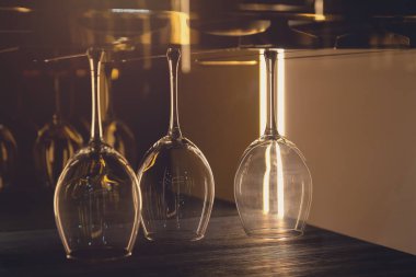 Akşam ışığında bir sürü boş bardakla rafta. İç mekan