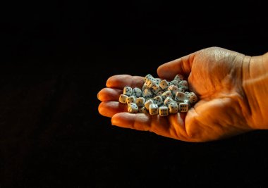 Siyah arkaplandaki zarlar