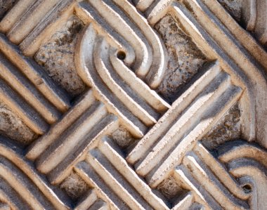 Duvarda büyük dalgalı izler var.