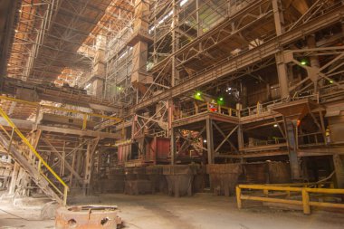 Metal eritme tesisi. Atölyenin içine bak