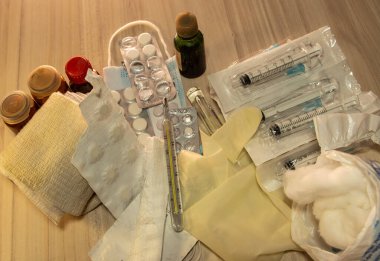 Tıbbi malzemeler ve eşyalar masada.