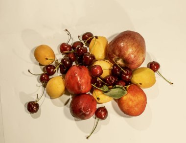 Hafif arka planda taze doğal meyveler