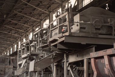 Terk edilmiş metal yapı, çalışmıyor. Hurda metal.