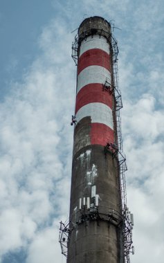 Endüstriyel baca boyuyorum. Tehlikeli bir iş.